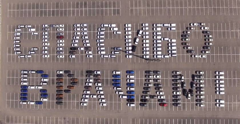 Сотрудники АВТОВАЗа расставили автомобили LADA в виде надписи